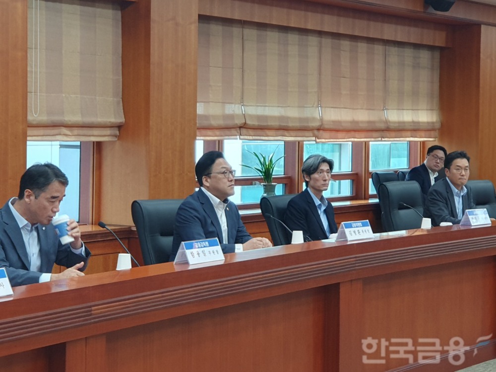 김병환 금융위원장(왼쪽에서 두 번째)은 29일 오전 10시 여의도 금융투자협회에서 금투협회장, 10개 증권사 CEO들과 만나 간담회를 했다. / 사진= 한국금융신문(2024.08.29)