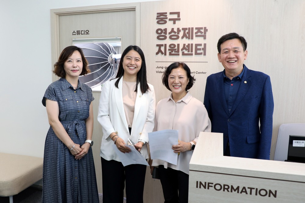 왼쪽 두번째부터 손주하 행정보건위원장, 조미정 위원, 윤판오 위원이 중구영상제작지원센터를 방문하고 기념촬영을 하고 있다./사진제공=중구의회
