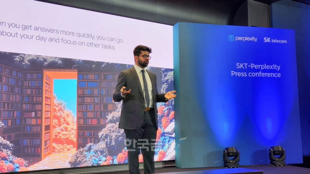 스리니바스 퍼플렉시티 CEO가 SKT와의 AI 서비스 협력에 대해 소개하고 있다. / 사진=김재훈 기자