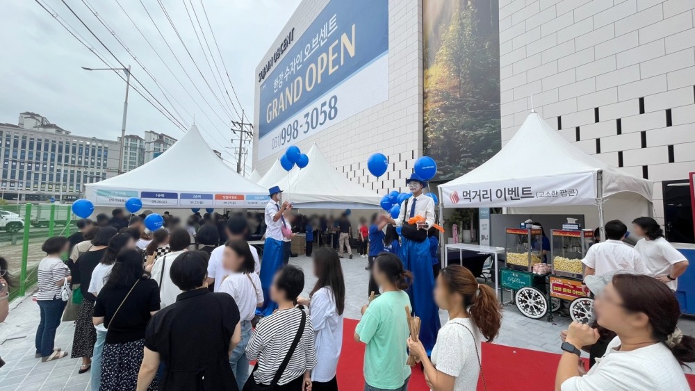 한강 수자인 오브센트 견본주택에 모인 인파./사진제공=한양