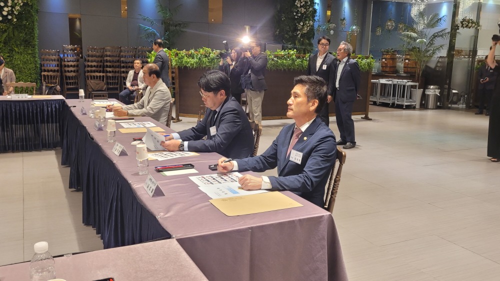 우측부터 김성철 용산구의회 의장, 송영창 은평구의회 의장, 백남환 마포구의회 의장이 협의회의에 참석했다./사진=주현태 기자