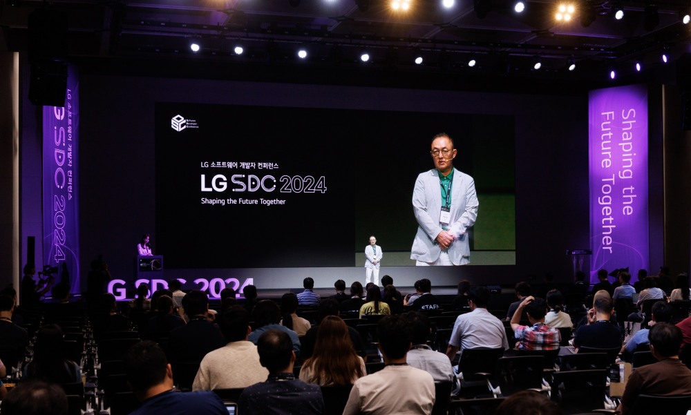 LG전자 CTO부문 박인성 SW센터장(전무)이 9일 서울 강서구 LG사이언스파크에서 열린 'LG 소프트웨어 개발자 콘퍼런스 2024(LG SDC 2024)'에서 환영사를 하고 있다. / 사진=LG전자