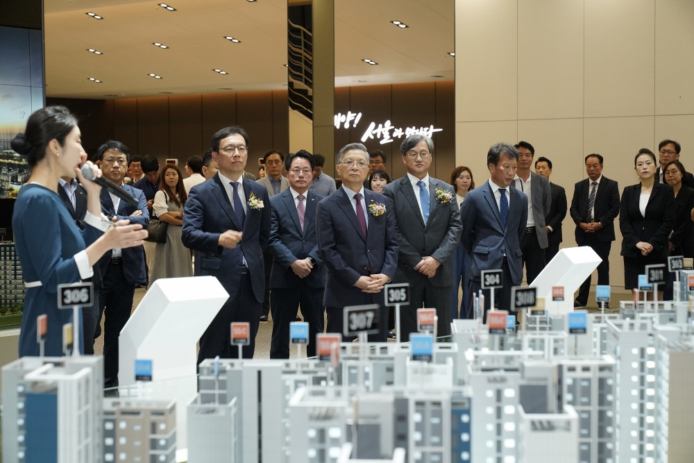 이한준 LH 사장(가운데)이 관계자들과 ‘인천계양 A2, A3 블록 견본주택 전시관’ 현장을 둘러보고 있다.