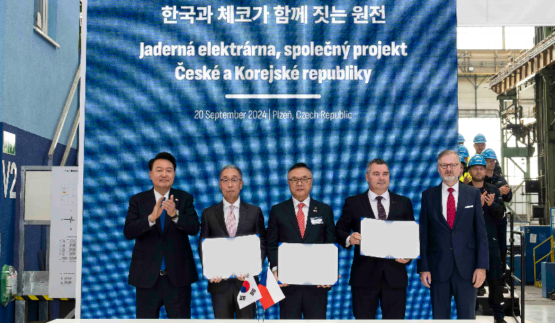 지난 20일(현지 시각) 두산에너빌리티의 자회사 두산스코다파워(체코 플젠)에서 진행된 ‘한국·체코 원전 전주기 협력 협약식’에 윤석열 대통령(왼쪽 첫번째)과 페트르 피알라 체코 총리(오른쪽 첫번째)가 임석한 가운데 참석자들이 기념촬영을 하고 있다. 왼쪽 두번째부터 박지원 두산에너빌리티 회장과, 황주호 한국수력원자력 사장, 다니엘 프로차즈카 두산스코다파워 최고운영책임자(COO). /사진제공=두산에너빌리티