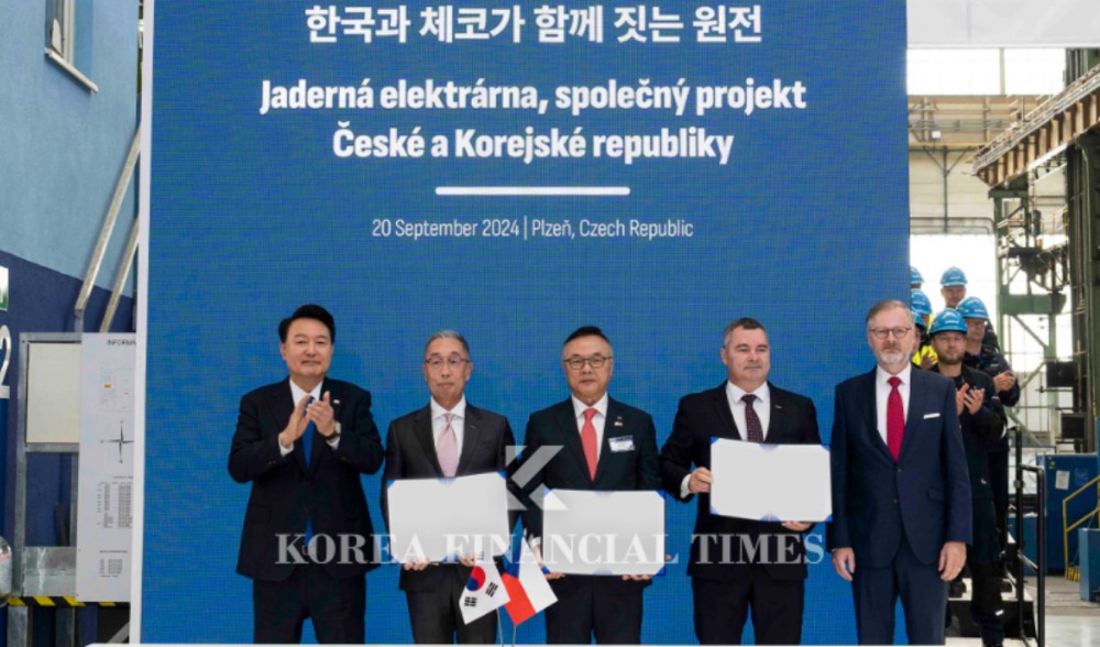 Doosan Enerbility's subsidiary Doosan Skoda Power (Plzen, Czech Republic) poses for a photo with President Yun Seok-yeol (1st left) and Czech Prime Minister Petr Fiala (1st right) at the signing ceremony of the Korea-Czech Republic Nuclear Power Plant total main equipment Cooperation Agreement held at Doosan Skoda Power (Plzen, Czech Republic) on the 20th (local time). Doosan Enerbility chairman and CEO Park Ji-won, Hwang Ju-ho, CEO of Korea Hydro & Nuclear Power, and Daniel Prochazka, Chief Operating Officer of Doosan Skoda Power. /Photo courtesy of Doosan Enerbility