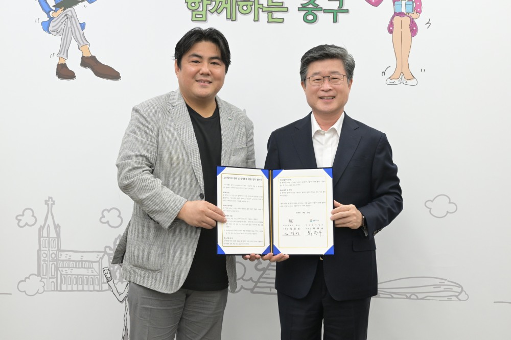 김길성 서울 중구청장(오른쪽)과 하종수 GS리테일 지역장이 협약을 체결하고 기념촬영을 하는 모습./사진제공=중구