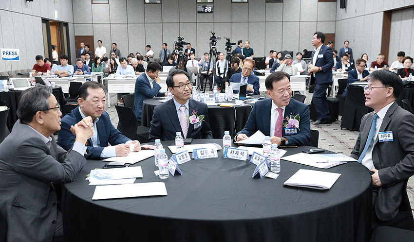 ▲ 한국금융신문은 9월 24일 서울 명동 은행연합회 국제회의실에서 '2024 한국금융투자포럼'을 개최했다. 이날 포럼에 참석한 강연재 파빌리온PE 부회장, 김병철 KCGI자산운용 대표이사 부회장, 김봉국 한국금융신문 대표이사 사장, 서유석 금융투자협회 회장, 최유삼 신용정보원 원장(왼쪽부터) 등이 투자 트렌드에 대해 얘기하고 있다.