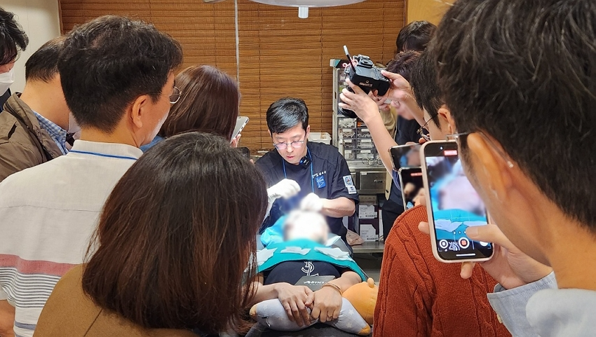 정재윤 원장이 ‘H.E.L.F. Training’에서 현장 시연을 실시하고 있다. /사진제공=휴젤