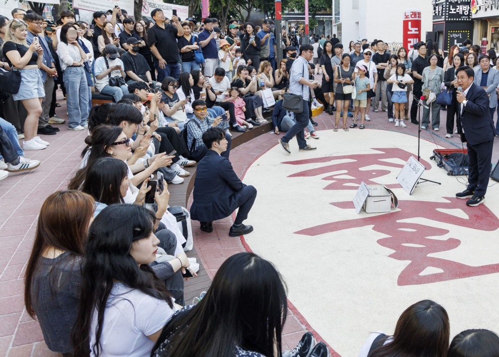 박강수 마포구청장이 레드로드를 찾은 관광객들과 소통하고 있다./사진제공=마포구