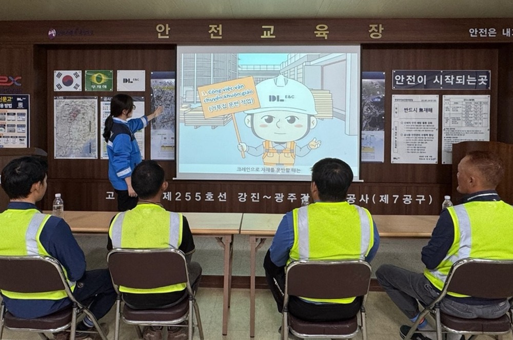 고속도로 건설 공사 현장에서 외국인 근로자들이 베트남어로 안전교육을 받는 모습./사진제공=DL이앤씨