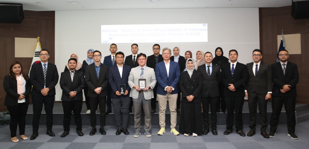 18명의 인도네시아 내무부 방문단들이 서울시 마포구에 위치한 한국지역정보개발원을 방문해 개발원 관계자들과 기념촬영을 하는 모습./사진제공=한국지역정보개발원