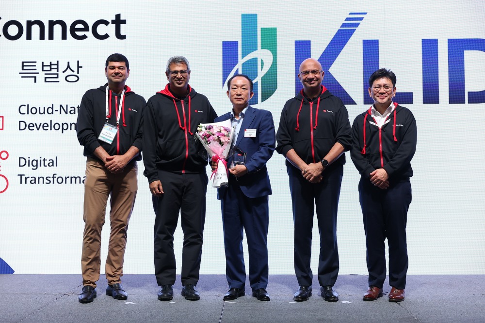 한국지역정보개발원 황성식 클라우드보호본부장이 특별상을 수상하고 레드햇 관계자들과 함께 기념촬영을 하는 모습./사진제공=한국지역정보개발원