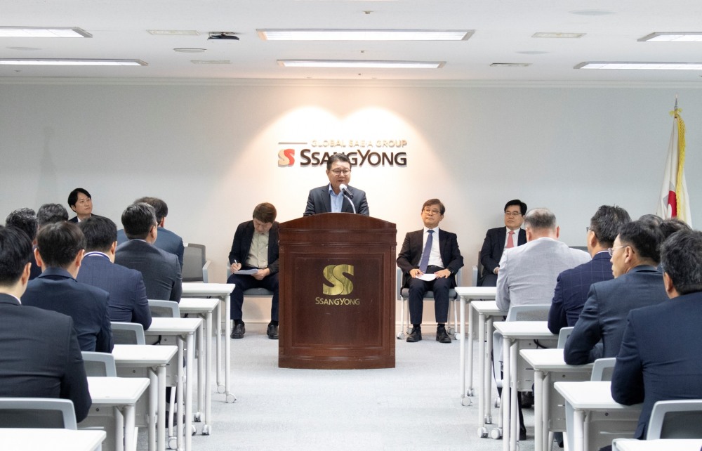 창립 47주년 기념사를 전달하고 있는 김인수 쌍용건설 대표 / 사진제공=쌍용건설