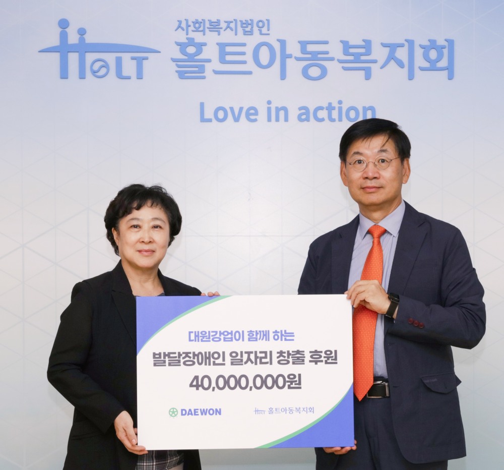 서울 마포구에 위치한 홀트아동복지회에서 박민희 대원강업 사장(오른쪽), 신미숙 홀트아동복지회 회장(왼쪽)이 전달식을 마치고 기념 사진을 촬영하고 있는 모습. /사진제공=현대백화점그룹