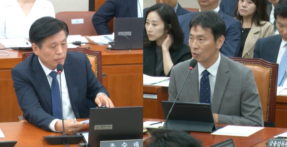 이복현 금융감독원장(오른쪽)이 17일 여의도 국회 정무위원회의 금감원 국정감사에서 조승래 더불어민주당 의원의 질의에 대해 답하고 있다./사진=국회 인터넷의사중계시스템 갈무리