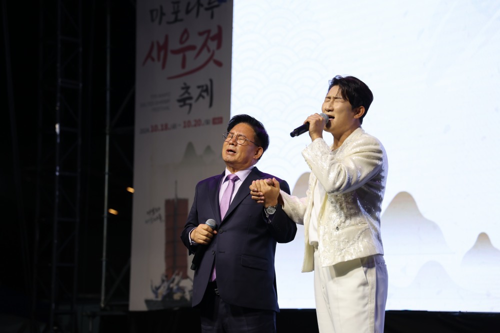 박강수 마포구청장이 가수 나상도와 '효도밥상' 노래를 함께 부르는 모습./사진제공=마포구