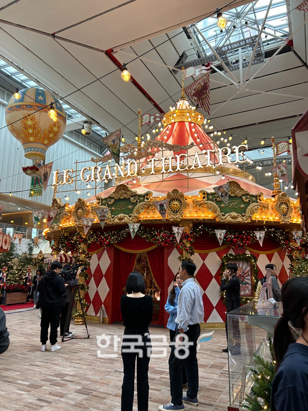 8m짜리 회전 트리가 있는 대극장 외부 모습. /사진=박슬기 기자