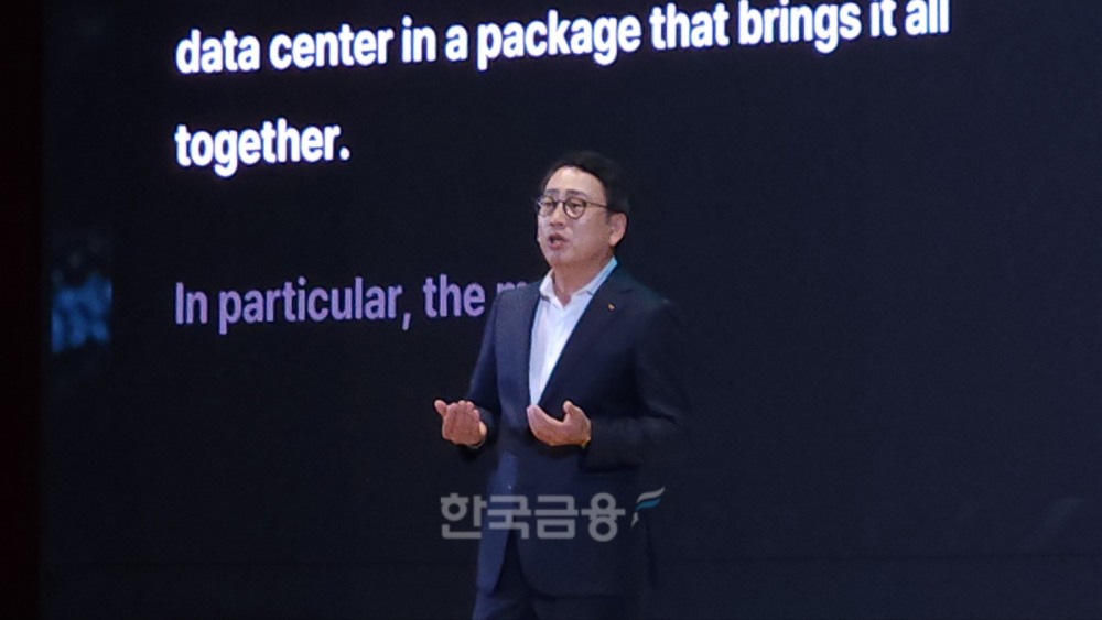 유영상 SKT 대표가 4일 서울 코엑스에서 열린 SK AI 서밋에서 'AI 인프라 슈퍼 하이웨이'에 대해 설명하고 있다. / 사진=김재훈 기자