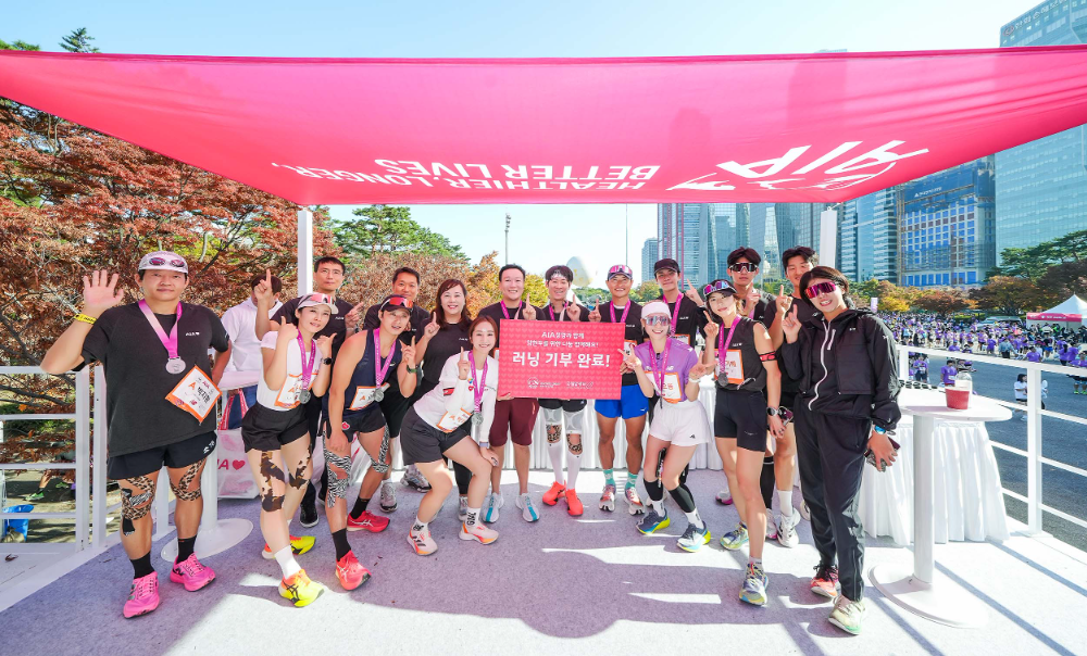 AIA생명 임직원, 파트너스, AIA프리미어파트너스 고객 등이 서울마라톤에 참여 후 기념촬영을 하고 있다.(2024.11.03.)./사진=AIA생명