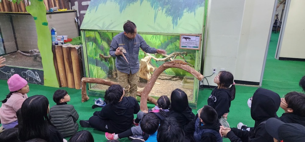 아동들이 '정글대탐험'을 통해 동물을 관찰하는 모습./사진제공=오금동지역아동센터