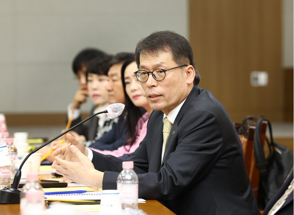 김성태 IBK기업은행장이 5일 대구상공회의소에서 열린 중소기업 현장 간담회에서 중소기업 대표들과 대화하고 있다./사진제공=기업은행