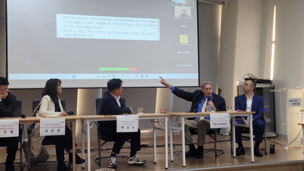 박강수 마포구청장과 세인트로렌스 대학교 환경화학부 명예교수인 폴 코넷 교수 등이 함께 쓰레기 해결 문제에 대해 토론하고 있다./사진=주현태 기자