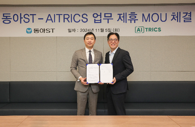 동아에스티 정재훈 사장(왼쪽)과 에이아이트릭스 디지털 헬스케어 사업 협력을 위한 업무협약을 맺고 사진 촬영을 하고 있다. /사진제공=동아ST