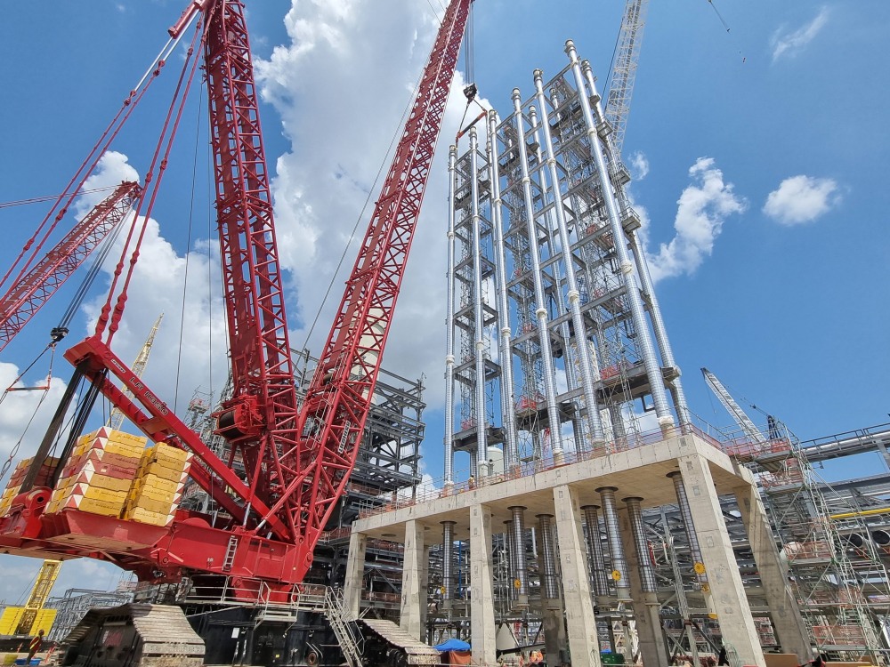 DL이앤씨 텍사스 석유화학 플랜트 현장에 핵심 기기인 ‘루프 리액터’를 설치하는 모습./사진제공=DL이앤씨
