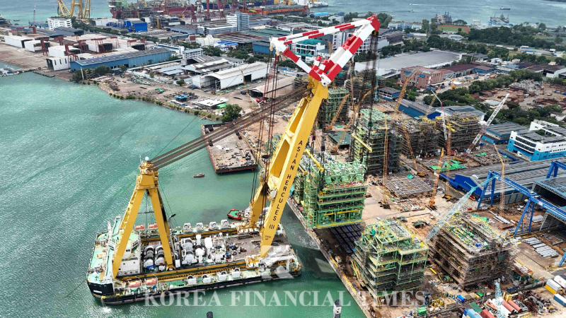 다이나맥이 제조한 해상플랜트 상부구조물을 옮기고 있다. /사진제공=다이나맥 홈페이지