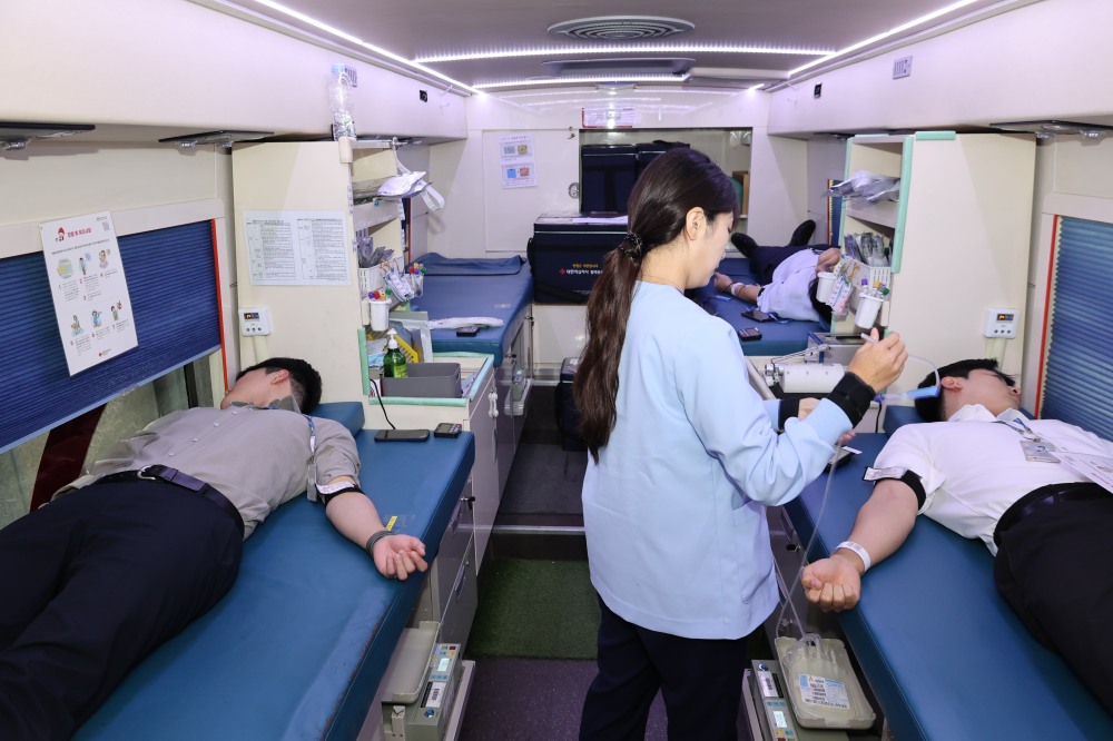 동부건설 임직원 헌혈 캠페인 참여 모습./사진제공=동부건설
