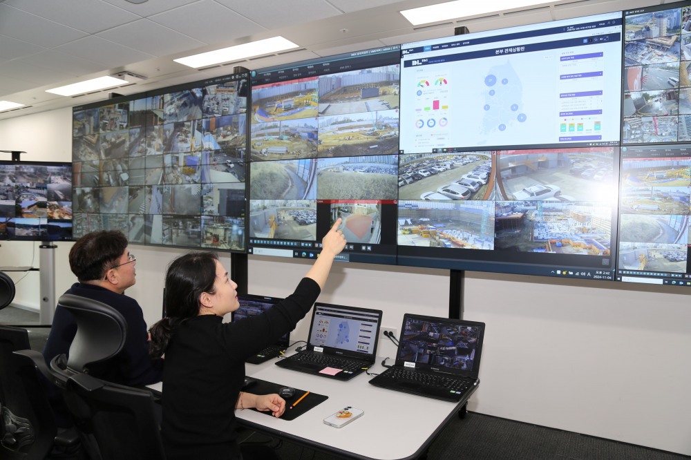 DL이앤씨 본사에 마련된 현장 CCTV 통합관제센터./사진제공=DL이앤씨