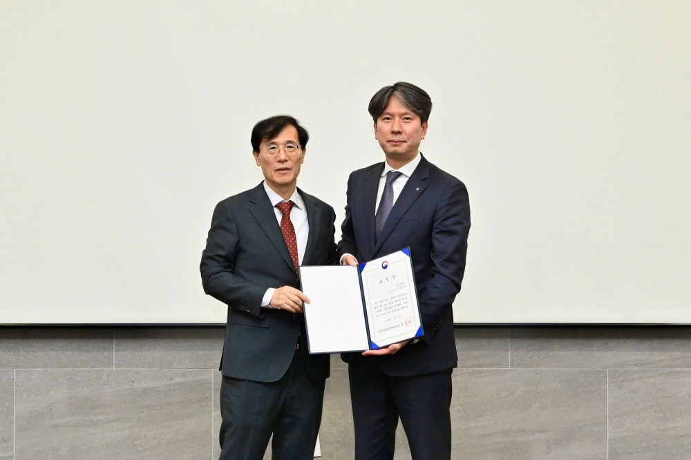 이광훈 강원랜드 카지노정책실장(오른쪽)이 심오택 사행산업통합감독위원회 위원장으로부터 불법사행산업 감시·단속 우수기관 표창을 수상하고 기념촬영을 하는 모습./사진제공=강원랜드