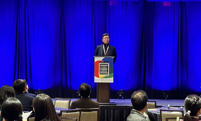 박재홍 동아에스티 R&D 총괄 사장이 지난 8~9일 미국 뉴저지에서 열린 2024 KASBP 가을 심포지엄에 참석해 참여자들을 대상으로 회사 R&D 파이프라인과 글로벌 오픈이노베이션 전략에 대해 발표하고 있다. /사진=동아ST