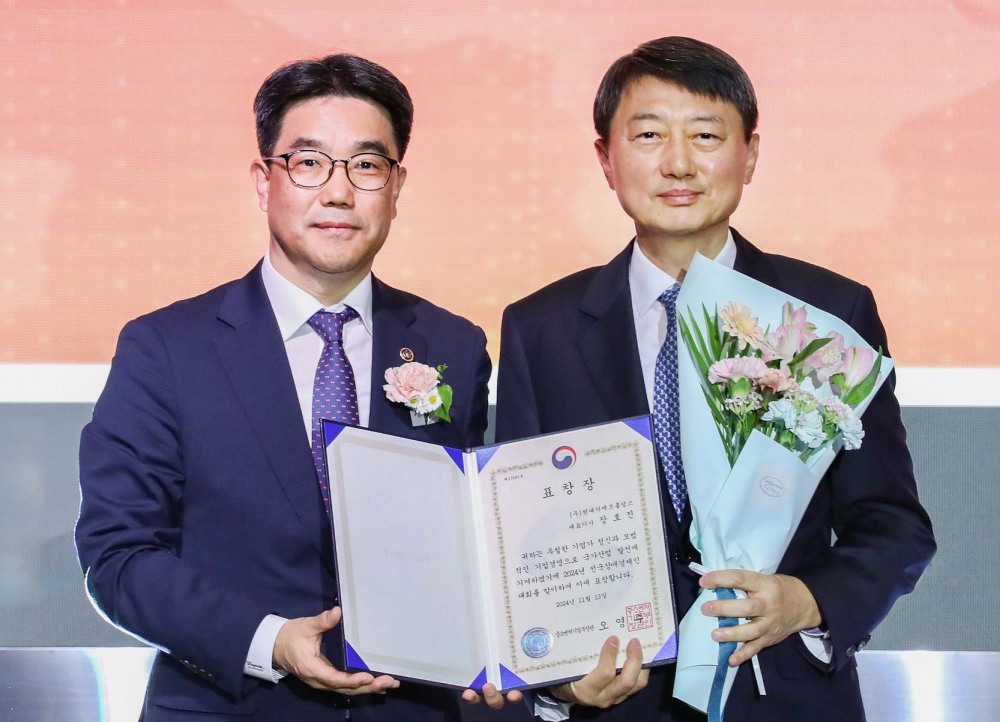 서울 영등포구 글래드호텔에서 진행된 '2024년 제19회 전국장애경제인대회'에서 장호진 현대지에프홀딩스 사장(사진 오른쪽)과 김성섭 중소벤처기업부 차관이 기념사진을 촬영하는 모습. /사진제공=현대백화점그룹