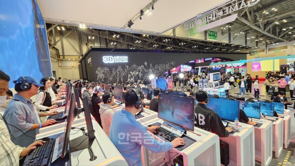 지스타 2024 넷마블관에서 '왕좌의 게임:킹스로드'를 시연하고 있는 방문객들. / 사진=김재훈 기자