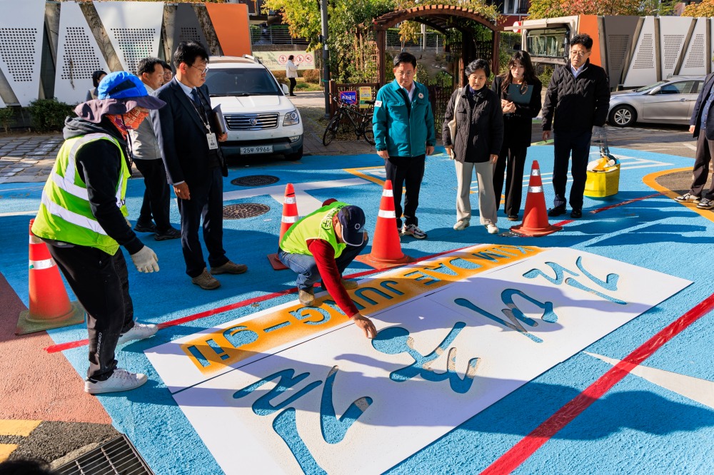 박강수 마포구청장이 명예도로 김대중길 조성 현장을 점검하고 있다./사진제공=마포구