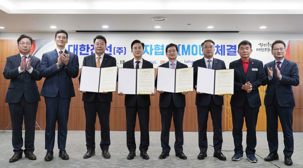 왼쪽부터 김영명 충남 경제기획관, 김대헌 호반그룹 기획총괄사장, 오성환 당진시장, 김태흠 충남도지사, 김선규 호반그룹 회장, 송종민 대한전선 부회장, 정광섭 충남도의회 부의장, 조재만 대한전선 상무가 협약을 체결하고 기념촬영을 하는 모습./사진제공=호반그룹