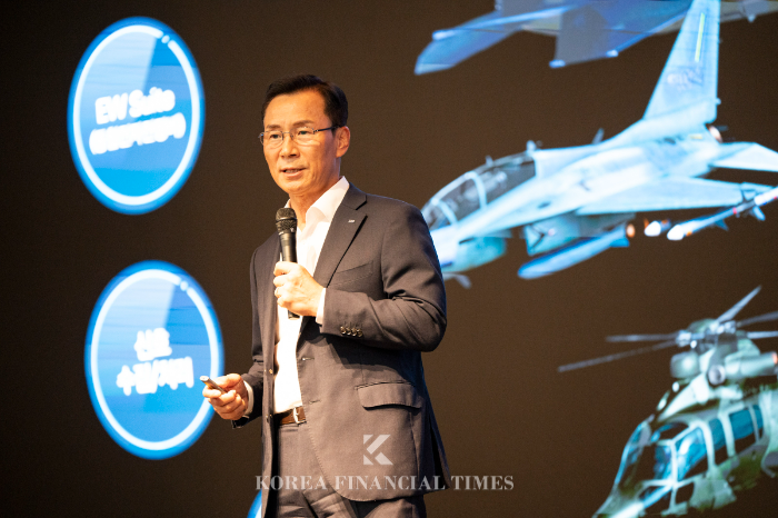 Shin Ik-hyeon, CEO of LIG NexOne, explains the slogan 'BEYOND The LIMIT Together' for the new leap forward at the 'LIG Global Day' held at LIG NexOne's Pangyo House on September 23 last year. /Photo courtesy of LIG Nex1