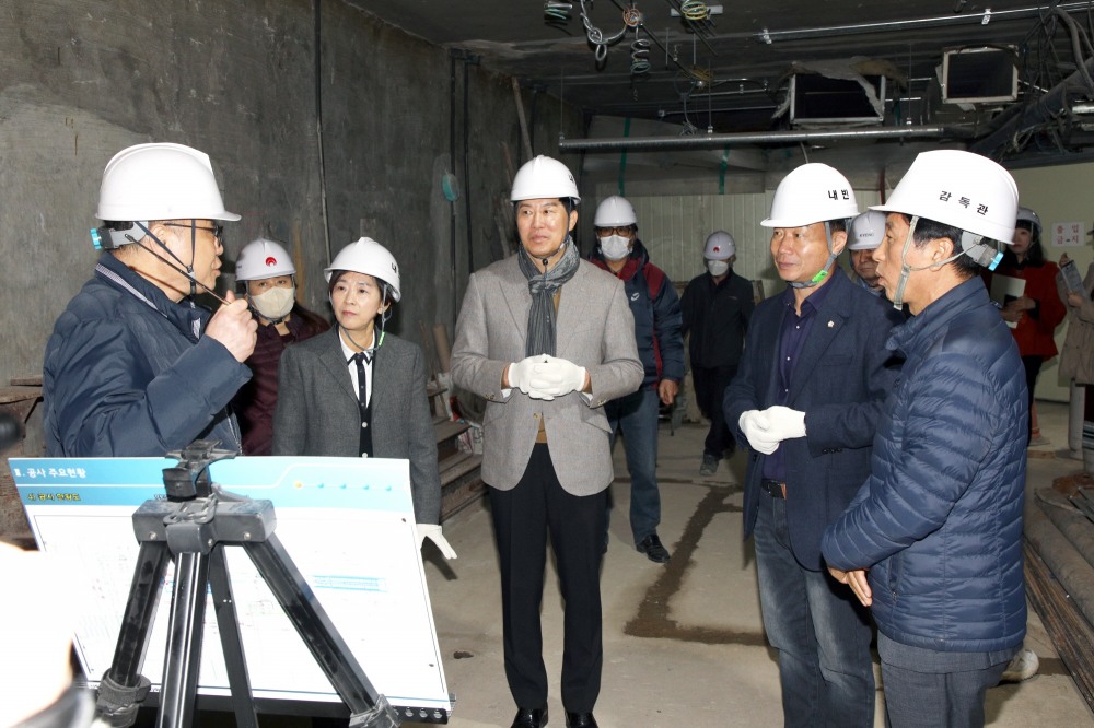 송재천 복지건설위원장(오른쪽에서 두 번째)과 길기영 의원(세번째), 이정미 의원(네번째)이 신당역 지하통로 공사 현장을 방문해 관계자의 설명을 듣는 모습./사진제공=중구의회