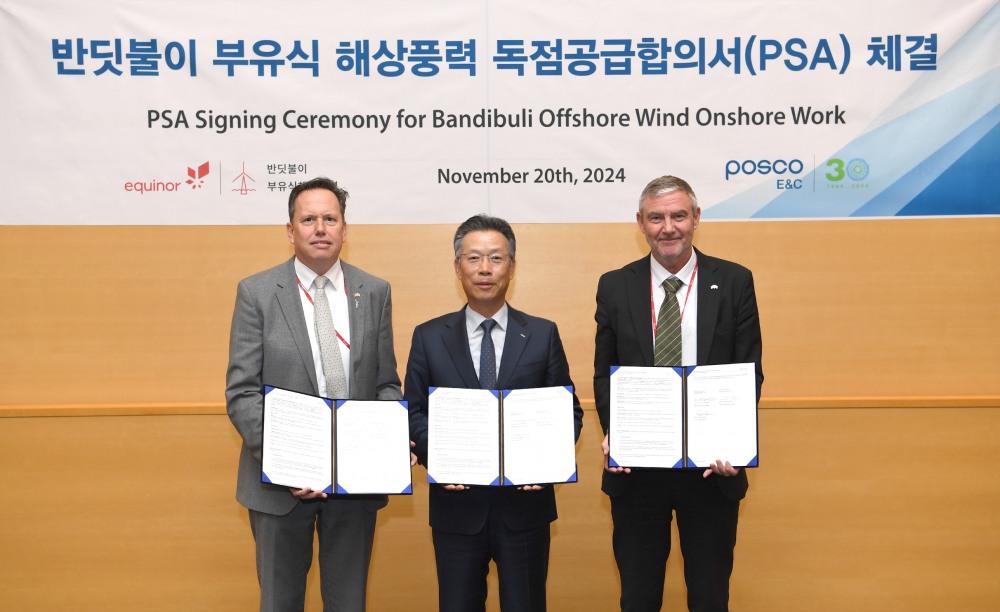 왼쪽부터 엠블렛 욘스가드 구매디렉터, 포스코이앤씨 전중선 사장, 톨게 나켄 총괄디렉터 / 사진제공=포스코이앤씨