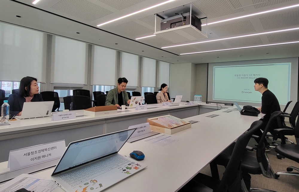 지난 7월 서울 강남구 현대백화점 본사 2층 회의실에서 서울창조기업혁신센터와 스타트업 상생협력을 위한 밋업데이(Meet-up Day)를 진행중인 모습. /사진제공=현대백화점