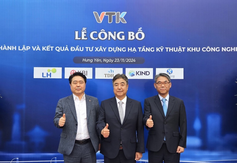 박한상 KBI그룹 부회장(가운데)이 박재희 KBI코스모링크 비나 법인장(왼쪽), 주시환 KBI로지스 비나 법인장과 흥옌성 클린 산업단지 조성 기념식에 참석해 기념촬영을 하는 모습./사진제공=KBI그룹