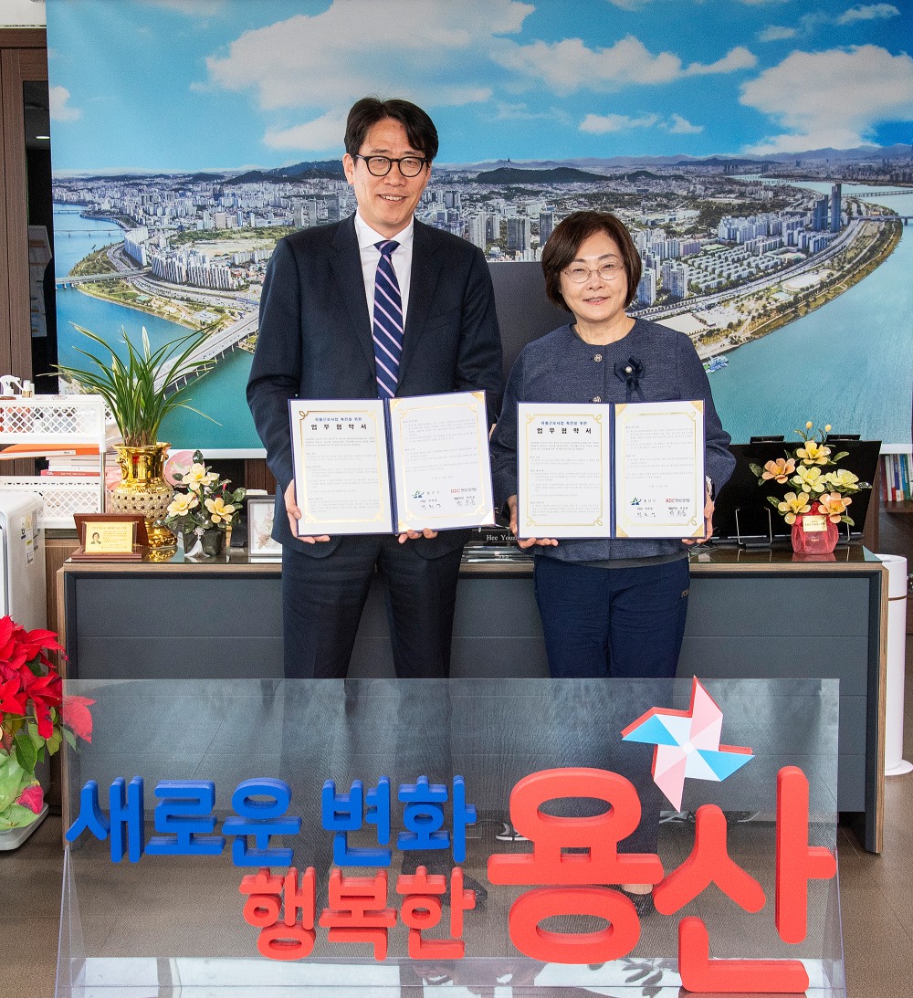 박희영 용산구청장이 박희윤 HDC현대산업개발 본부장과 '자활사업 활성화를 위한 업무협약' 을 체결하고 기념촬영을 하는 모습./사진제공=용산구