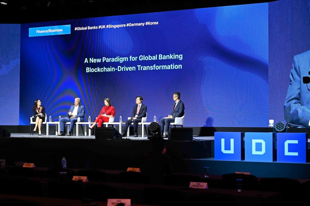 'UDC 2024'에서 '글로벌 은행의 새로운 패러다임- 블록체인이 이끄는 변화'에 대해 공유하고 있다. / 제공= 두나무(2024.11)