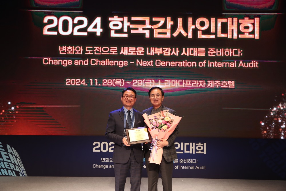 안광복 강원랜드 상임감사위원(오른쪽)과 이욱희 한국감사협회장이 2024 한국감사인대회에서 기념촬영을 하는 모습./사진제공=강원랜드