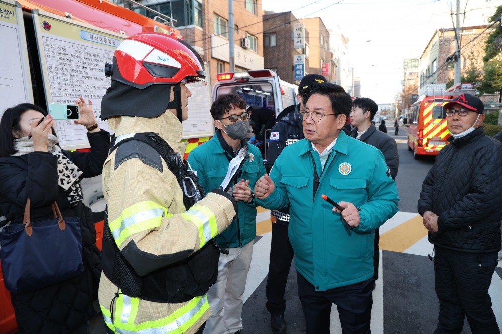 박강수 마포구청장이 망원동 화재 현장을 찾아 마포소방서와 피해 현황을 살피는 모습./사진제공=마포구