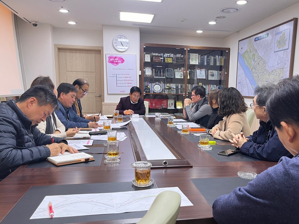 박강수 마포구청장이 월드컵파크7단지 입주자대표회의와 대장홍대선에 대한 면담을 진행하는 모습./사진제공=마포구