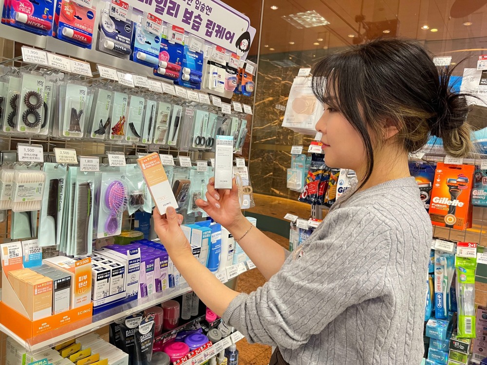 GS25가 출시한 화장품을 살펴보는 모습. /사진제공=GS리테일