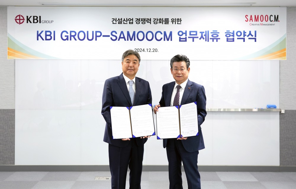 박한상 KBI그룹 부회장(왼쪽)과 허인 삼우씨엠건축사사무소 사장이 협약을 체결하고 기념촬영을 하는 모습./사진제공=KBI그룹