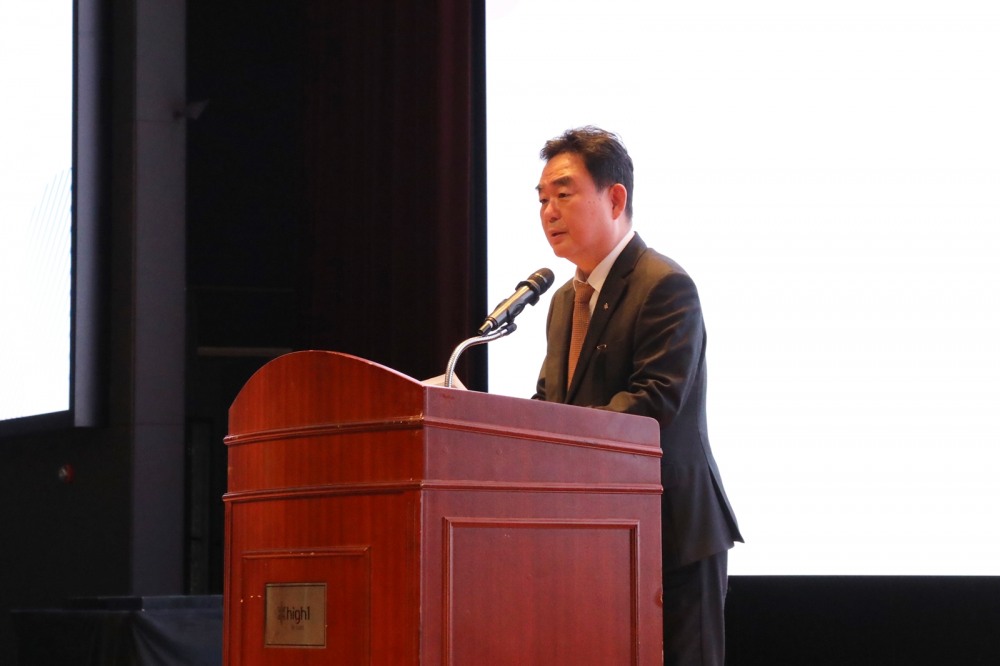 최철규 강원랜드 대표이사 직무대행이 2025년 시무식에서 신년사를 하고 있다./사진제공=강원랜드